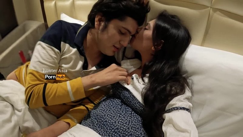 🎬 शिकारी एशिया बांग्ला लड़की भारतीय रोमांटिक सेक्स पोर्न पर कपड़ों के साथ रोमांटिक सेक्स कर रही है